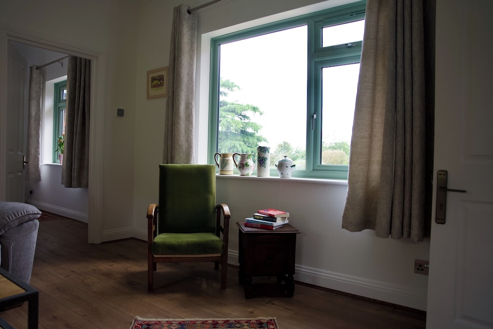 Tring Grange Cottage - Sleeps 2 - Onsite Parking