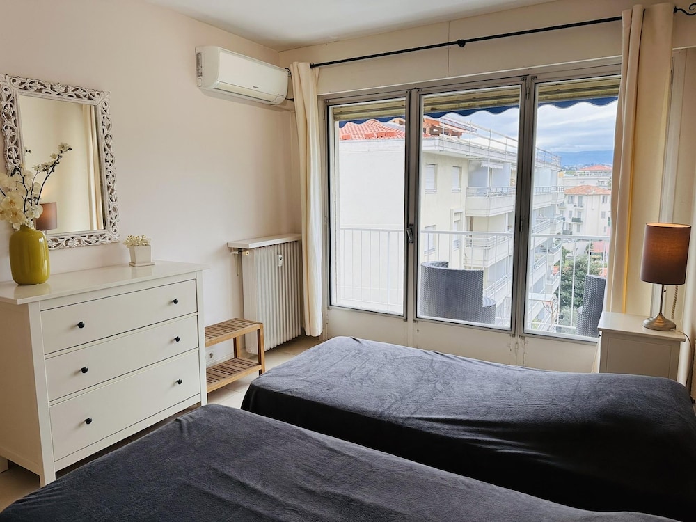 Two Bed Apt in the Center of Cannes - 2229