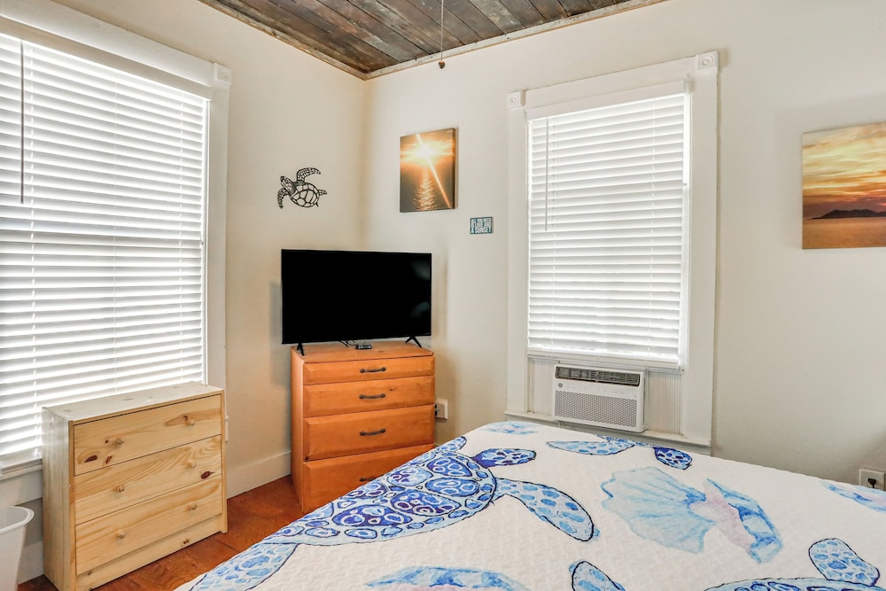 1 Mi to Beach: Colorful Cottage in Galveston!