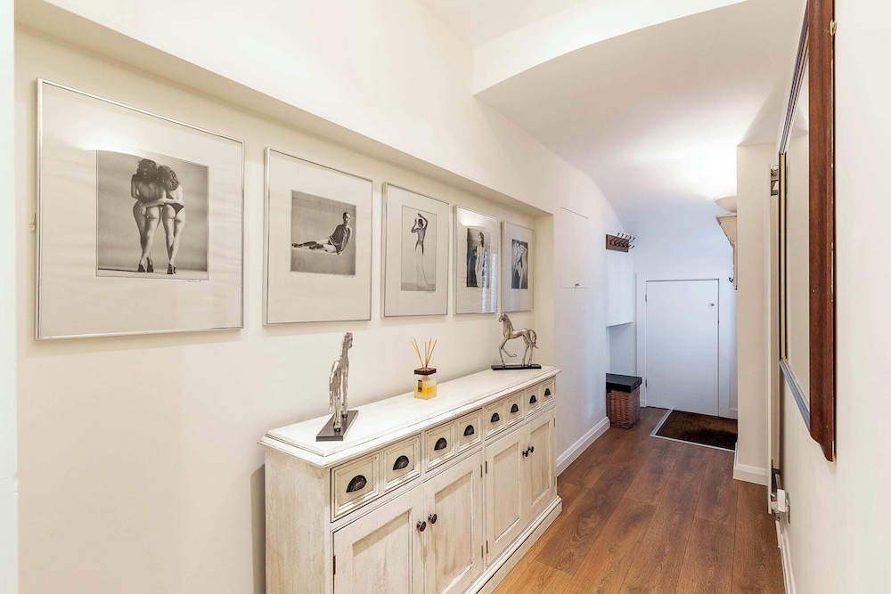Elegant Two Bedroom Flat in Redcliffe Gardens
