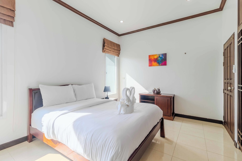 2BR with Pool Near Beaches V267