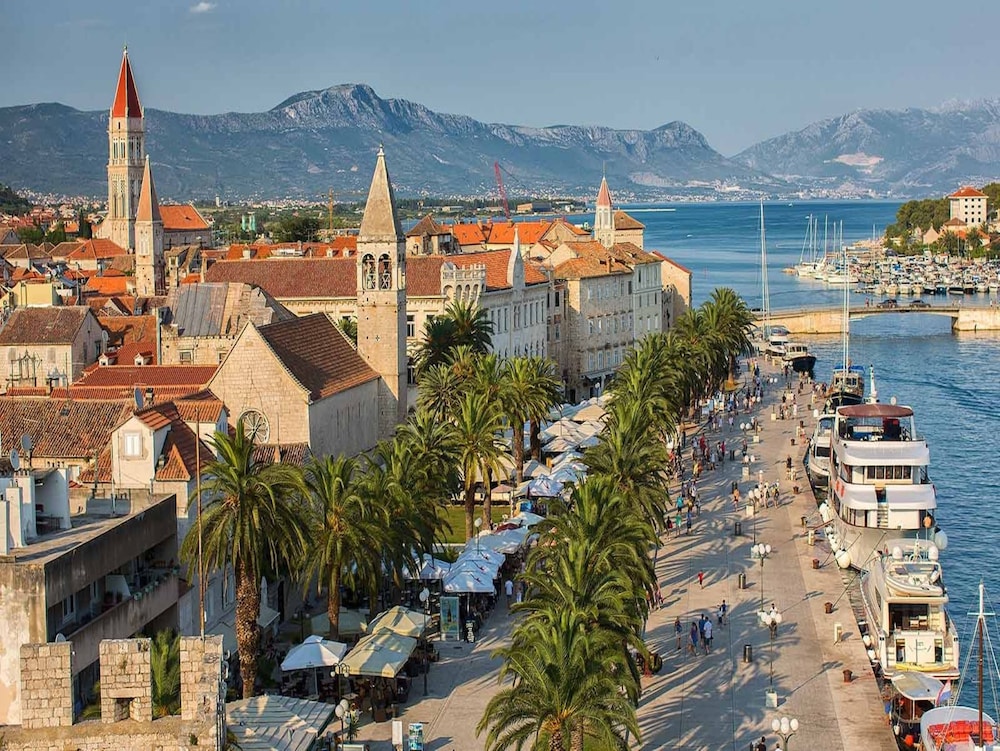 Trogir Stylish Apartment With Balcony and Sea View