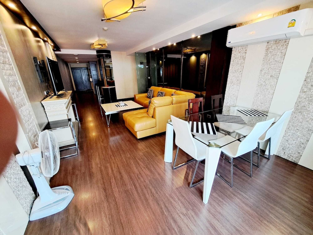 7C - 2 Bedroom Downtown Apartment With Shared Pool