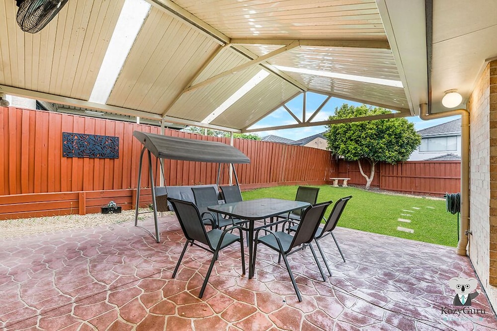 Kozyguru | West Hoxton | Spacious 7-Person Home With Backyard