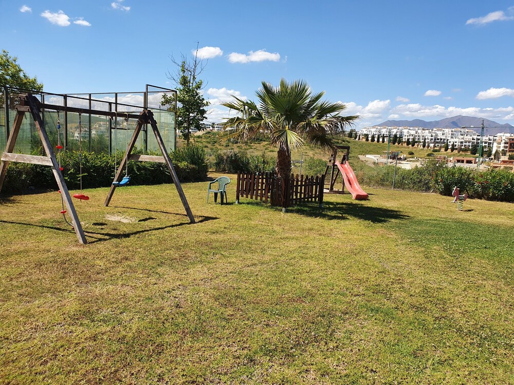 3 Bed Penthouse - Sleeps 8 - Pool - Sea View