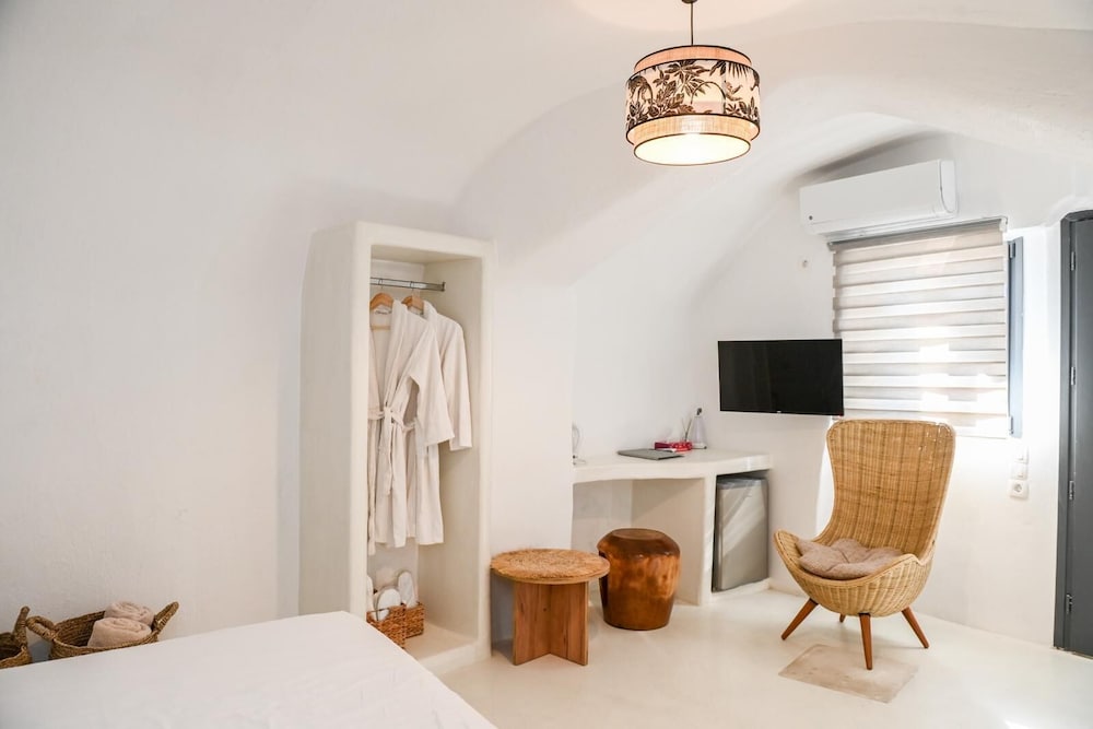 Amphora Helios Gem - Private Jacuzzi and Views