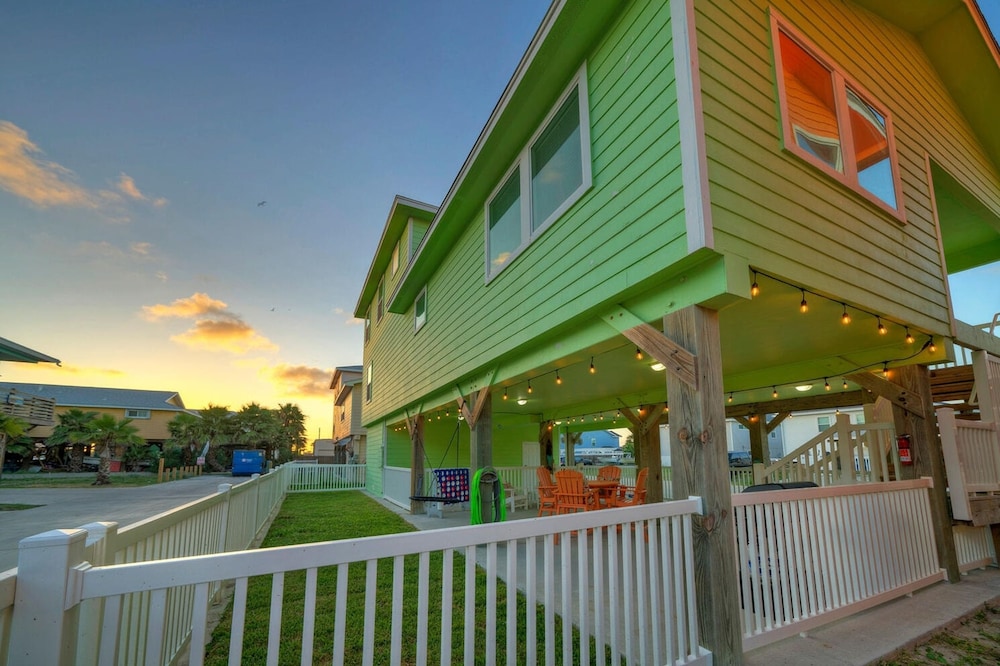 Reel Life Dreams by Avantstay Pool Near Beach