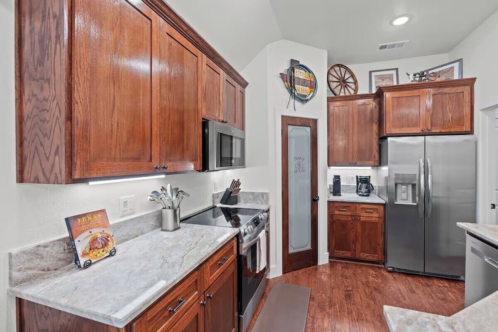 7 min to Stockyards- Cozy & Stylish Home