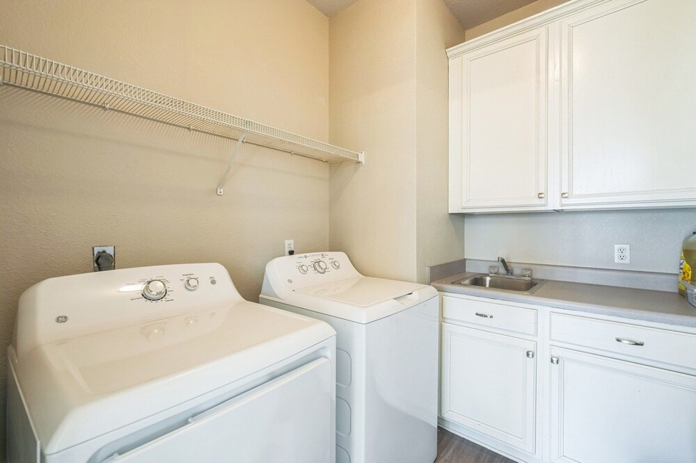 Modern 4br Gem Chic Comfort In Austin 4 Bedroom Home