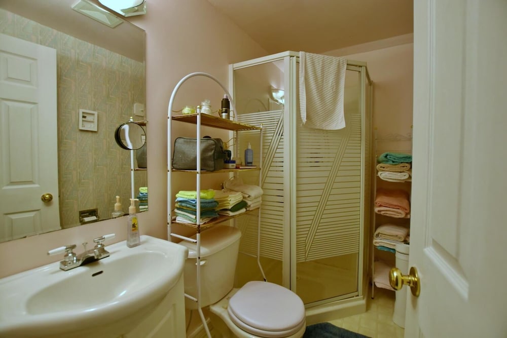 10th Avenue Guest House & Suites