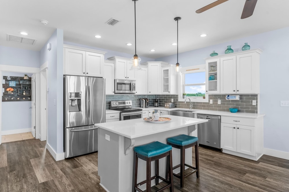 Pet Friendly Beach House - Beach Hop