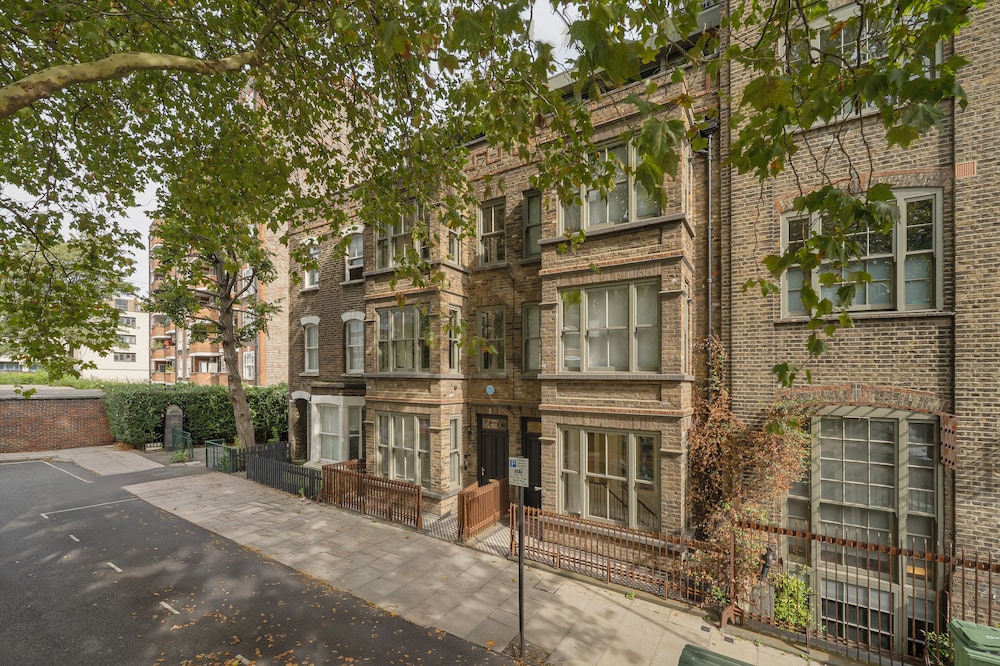 Spacious 5 Bdrm Townhouse in Camden