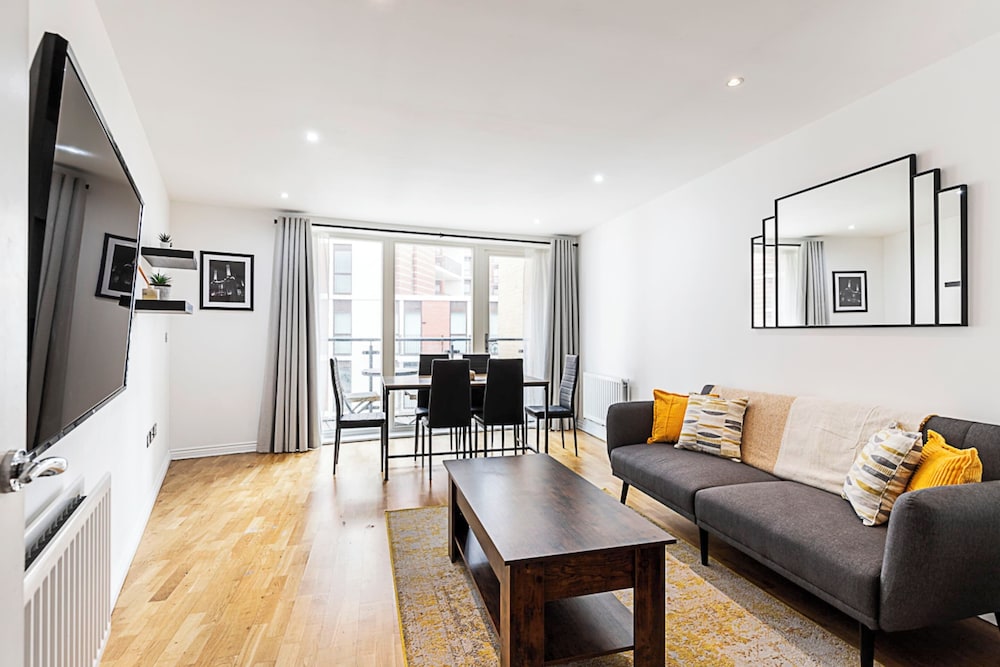 Bright Battersea Apartment