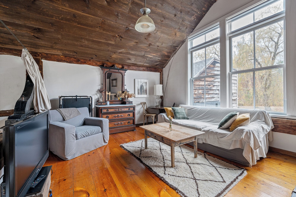 Renovated Grand Woodstock Barn