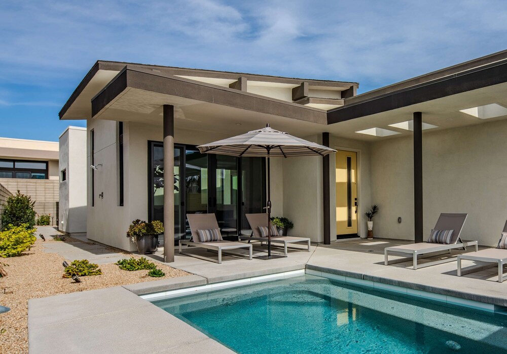 Modern Miralon - Sophisticated Retreat for Up To 5 w/ Resort Amenities