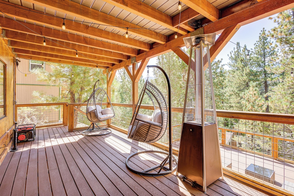 1 Mi to Skiing: Mtn-view Cabin in Big Bear Lake