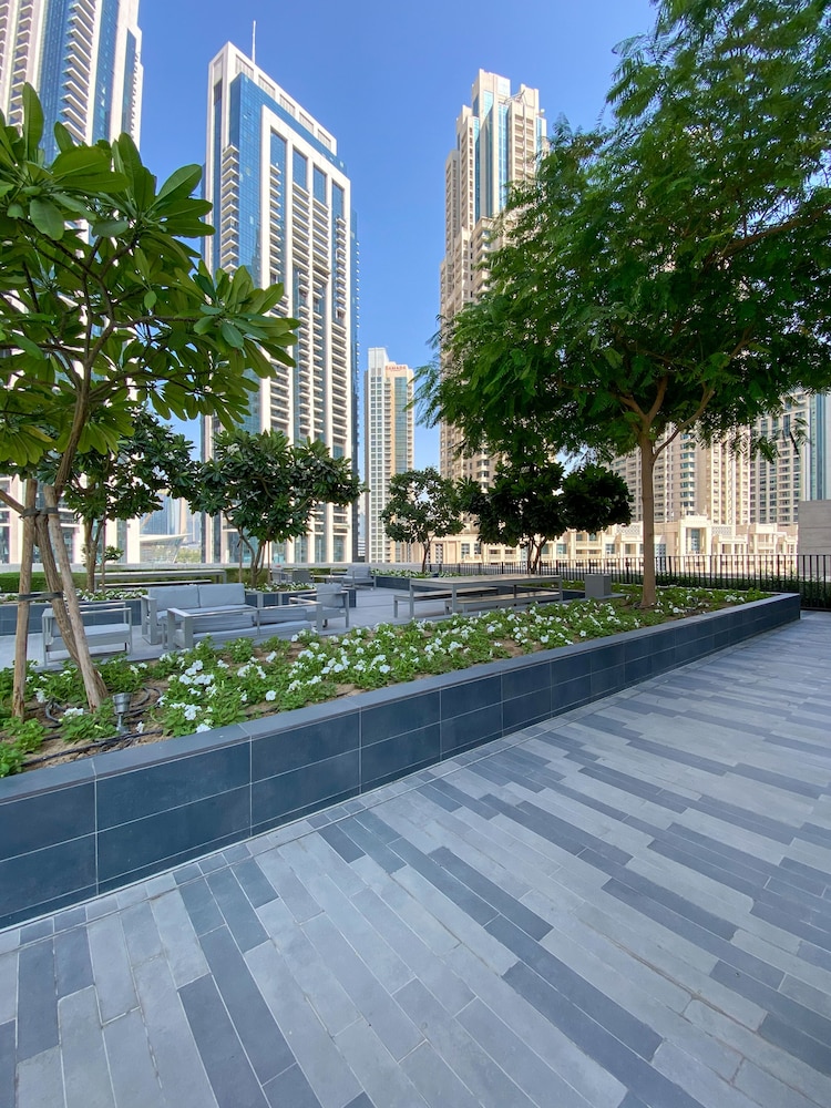 HiGuests - Boulevard Crescent Tower 2