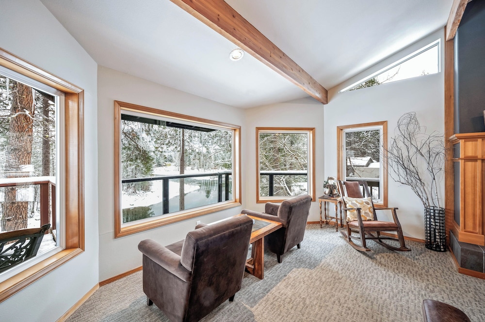All Seasons River Inn