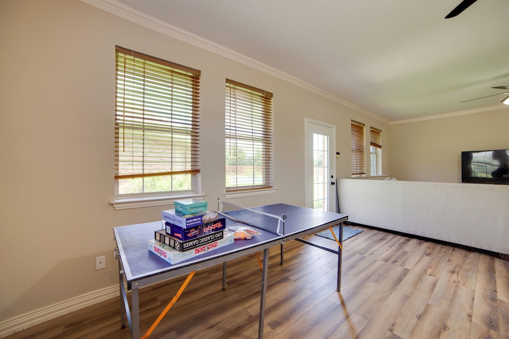 Game Room & Bar: Secluded Getaway in Farmersville