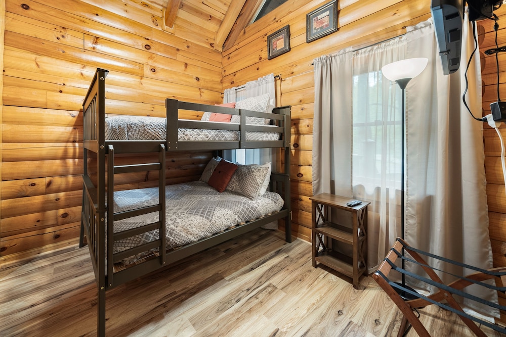 Parkway Treasure 3 Bedroom Cabin by Heavenly Views Resort view 5