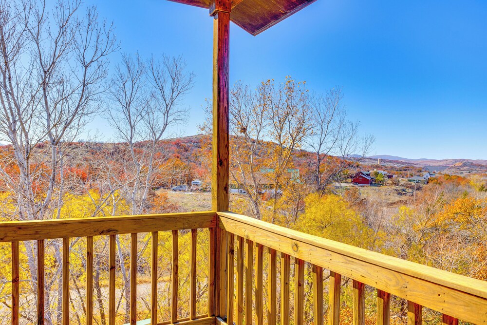 Spacious Cabin w/ Views, Near Lake Lawtonka!