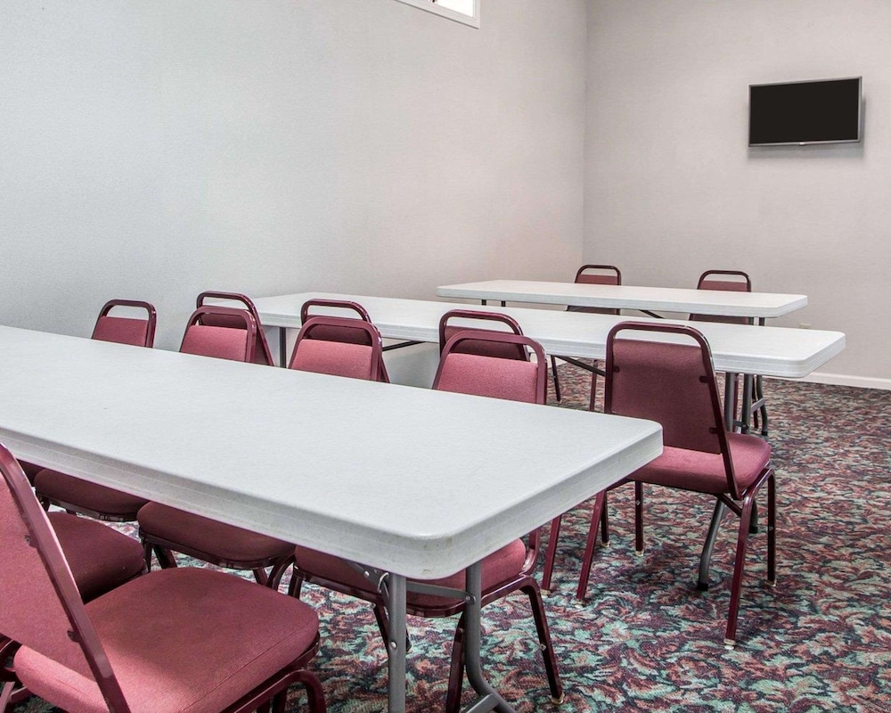Jefferson City Vacations - Econo Lodge Jefferson City - Property Image 5