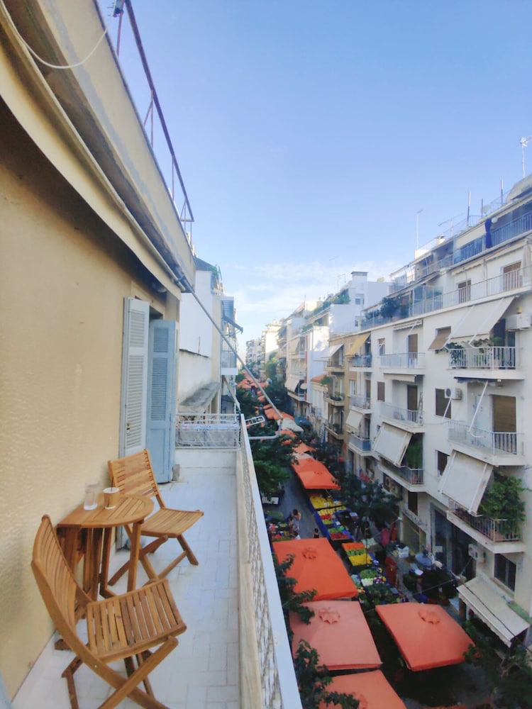 Stylish 1BR Apt With Retro Kitchen View Balcony