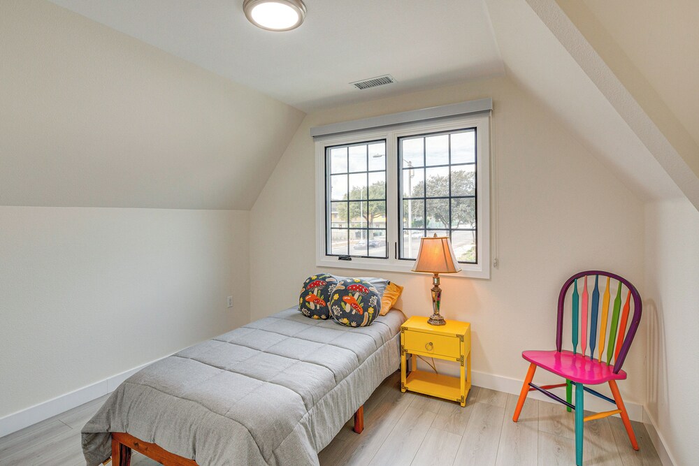 Shop, Dine & Explore Pasadena! Newly Built Home