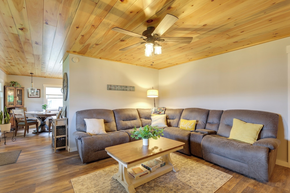 Game Room, Patio & Stunning Views: Lakefront Home!