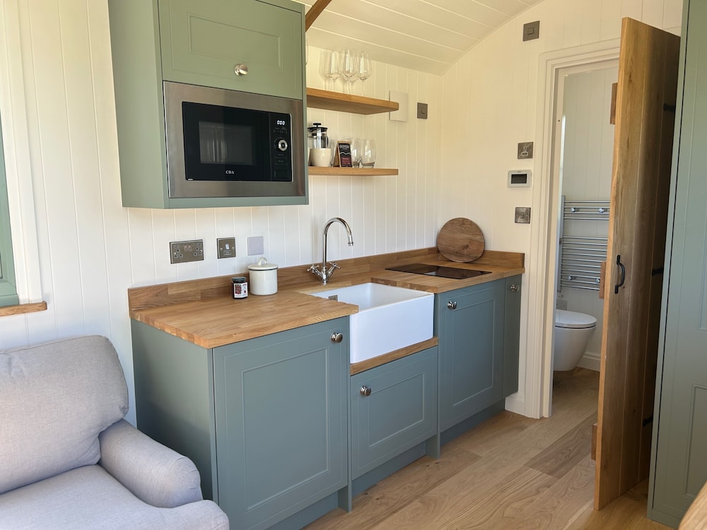 Luxury Shepherds Hut Near Glamorgan Coast
