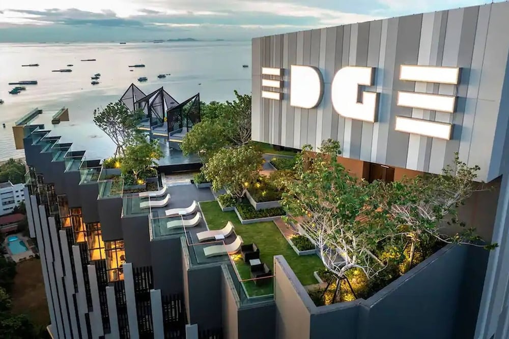 Elegant Room With Roof Top Pool - Best In Pattaya