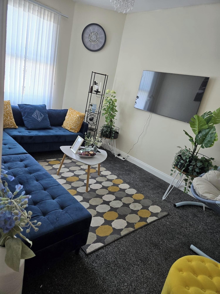 2 Bed - Sleeps 6 - Private Balcony - City Centre