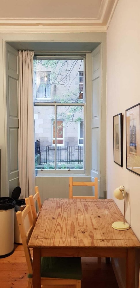 Central 3 Bedroom Next to Leafy Meadows view 4