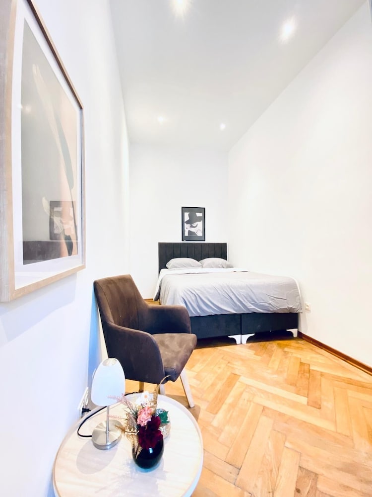 Bright and Spacious 2BR Flat Westbahnhof