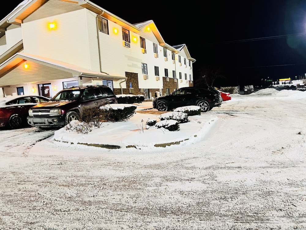 Super Inn by OYO Lansing MI
