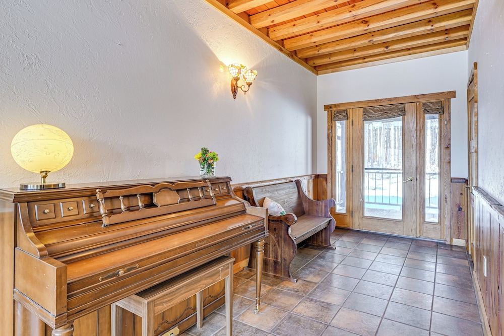 Hot Tub & Private Sauna: Wausau Family Home