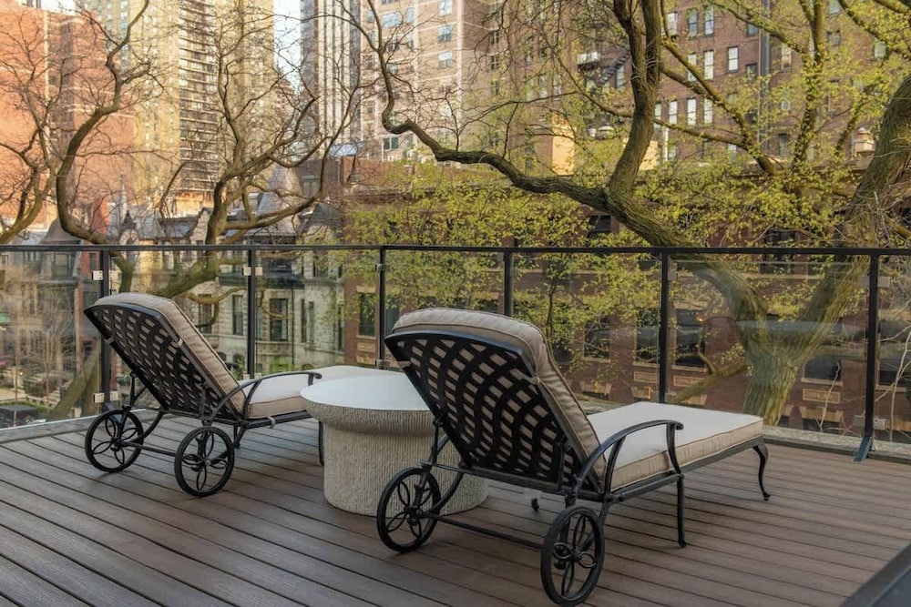 Luxury 4BD Gold Coast Penthouse With Deck Views