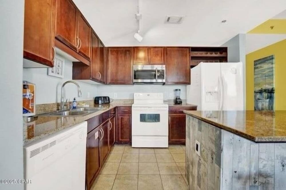 Laketown Wharf 338 3 Bedroom Condo