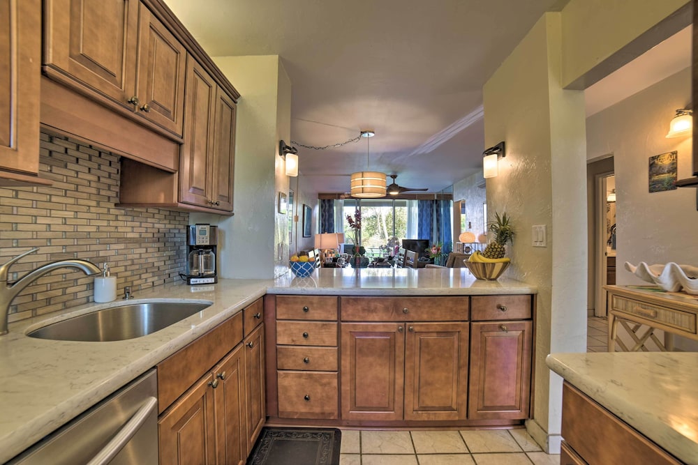 Ocean-view Kihei Condo w/ Lanai: Steps to Beach!