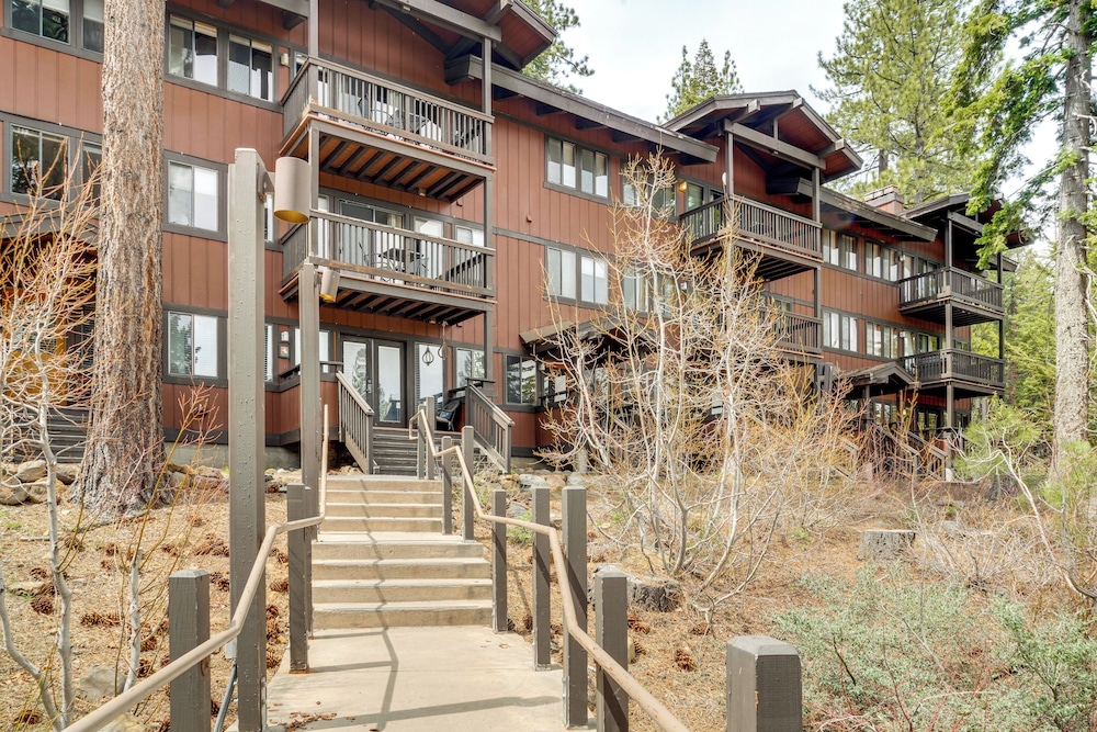 Hike, Sled & Ski! Cozy Tahoe City Condo w/ Hot Tub