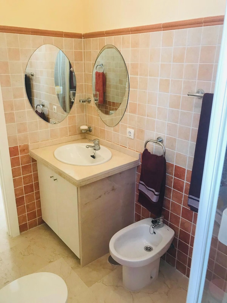 Casares Costa, Vista Bahia,2 Bedroom Bathroom