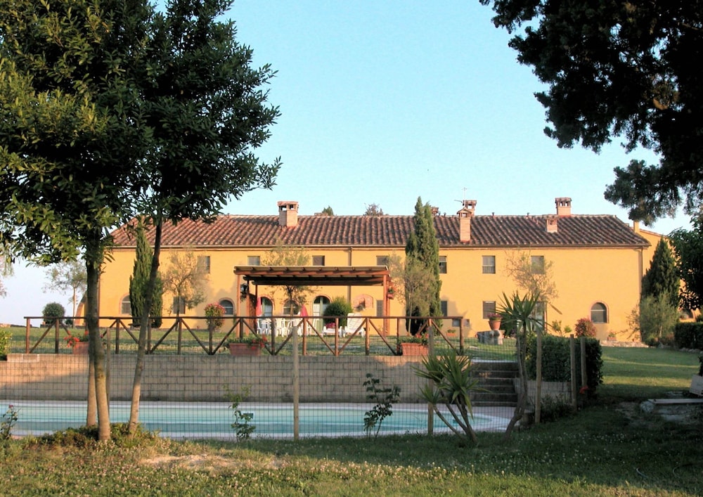 Apartment in Guasticce With Shared Pool