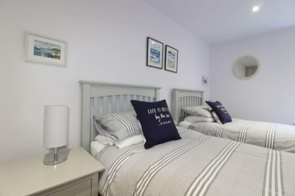 Middle Chine - 2 Bedroom Holiday Home view 5