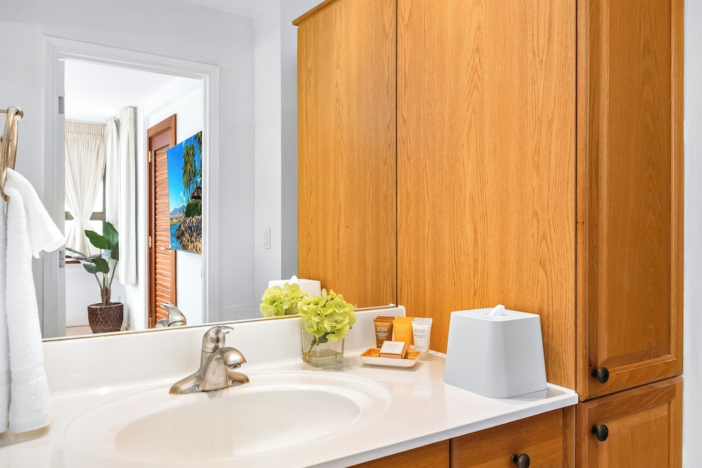 Waikiki Banyan Condo w/ King Bed & Parking, Near Beach