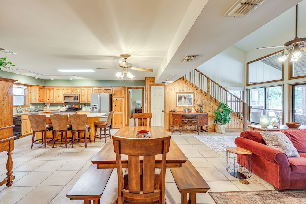 Waterfront Gem on Lake Martin w/ Kayaks & Dock!