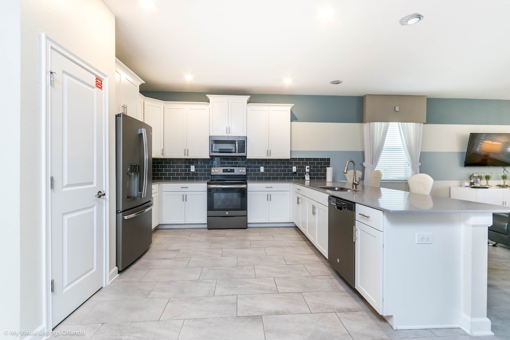 1686 Champions Gate 8 Bedroom Resort Villa - Image 4