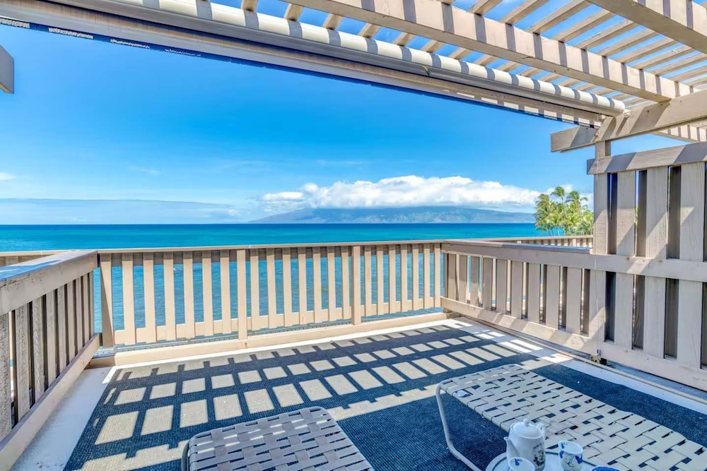 Whale Watching From Artist Inspired Retreat 2 Oceanfront Lanais AC
