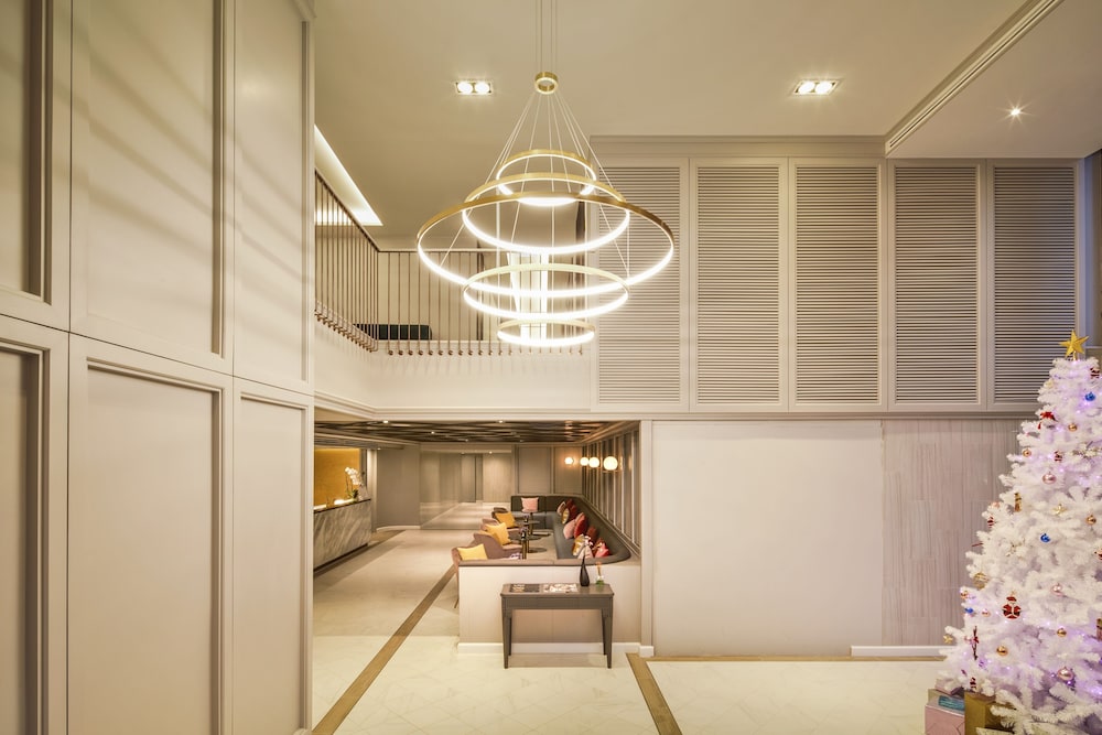 The Quarter Ploenchit by UHG 2