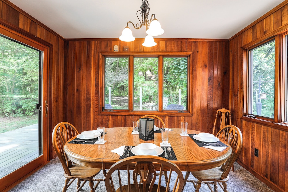 Wooded Retreat on 5 Acres: 6 Mi to Edinboro Lake!