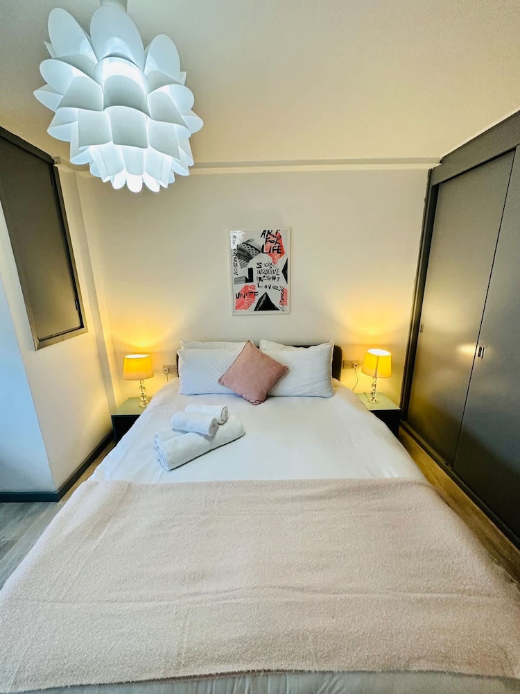Kensington Gardens 2 Bedroom Flat With a Balcony